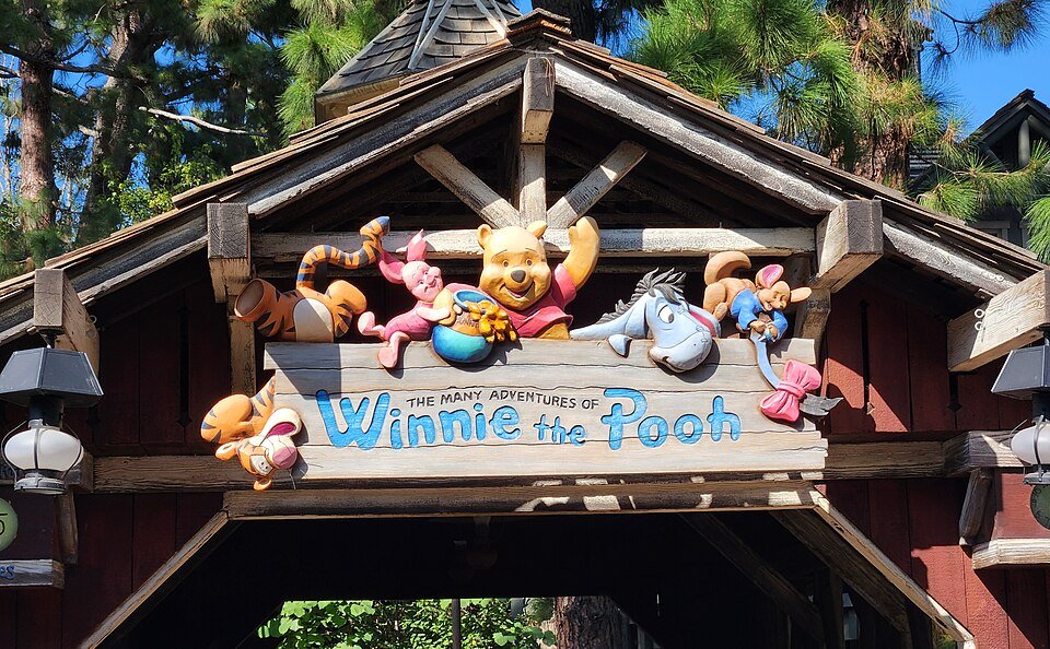 Winnie_the_Pooh_ride_sign_at_Disneyland